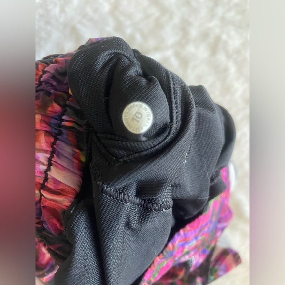 Two pairs of Lululemon hottie hot shorts lot of (2) size 10 - Picture 5 of 8